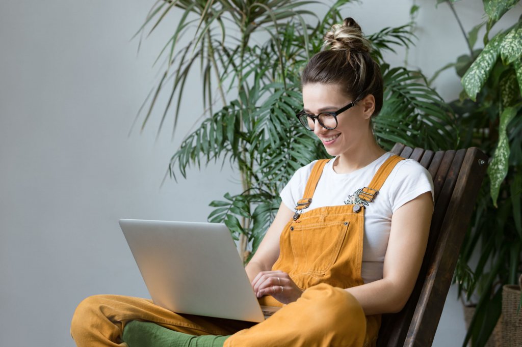 femme travaillant depuis chez elle