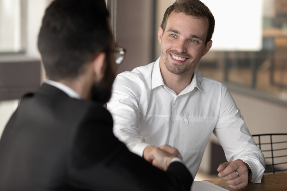 Un auto-entrepreneur bénéficiant du statut d'agent commercial lors d'une réunion avec un nouveau client.