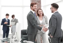 Deux associés d'une entreprise se serrant la main.