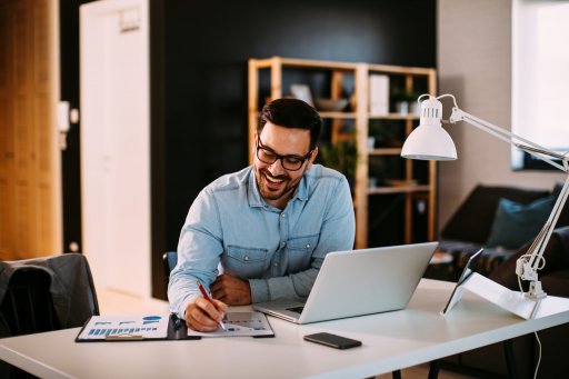 homme travaillant indépendant