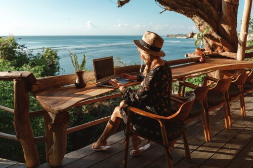 Concept indépendant. Jeune femme utilisant un ordinateur portable dans un café sur la plage