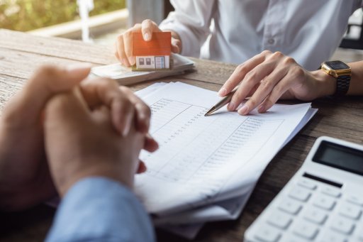 Un auto-entrepreneur analysant la cotisation foncière de son entreprise.