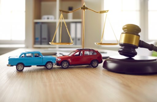 Illustration d'un accident de voitures, responsabilité civile professionnelle et législatif
